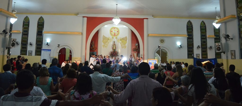 (Familiares, amigos e paroquianos celebrando o dom da vida do Monsenhor José Alves. Foto: Patrícia Mirelly)